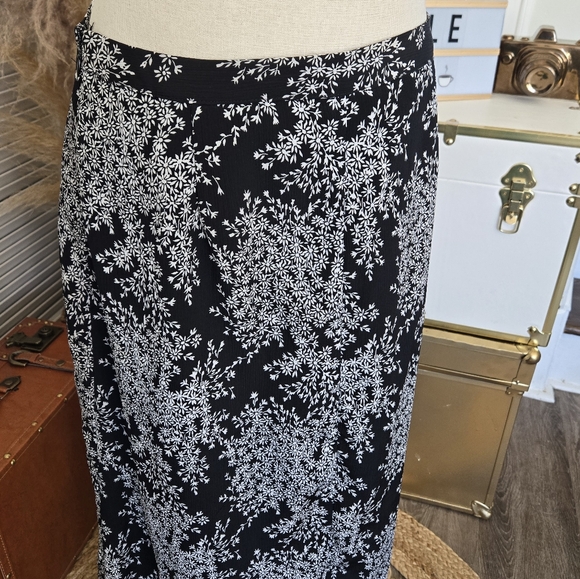 BEAUTIFUL BLACK FOREVER 21 MAXI SKIRT WITH WHITE FLORAL PATTERN 🖤🤍 - Picture 8 of 10